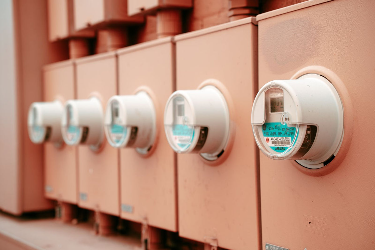 Rij elektriciteitsmeters die het stroomverbruik meten