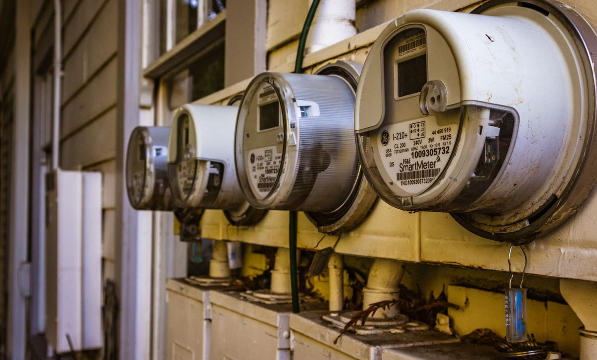 Meerdere slimme elektriciteitsmeters bevestigd aan de buitenmuur van een woning