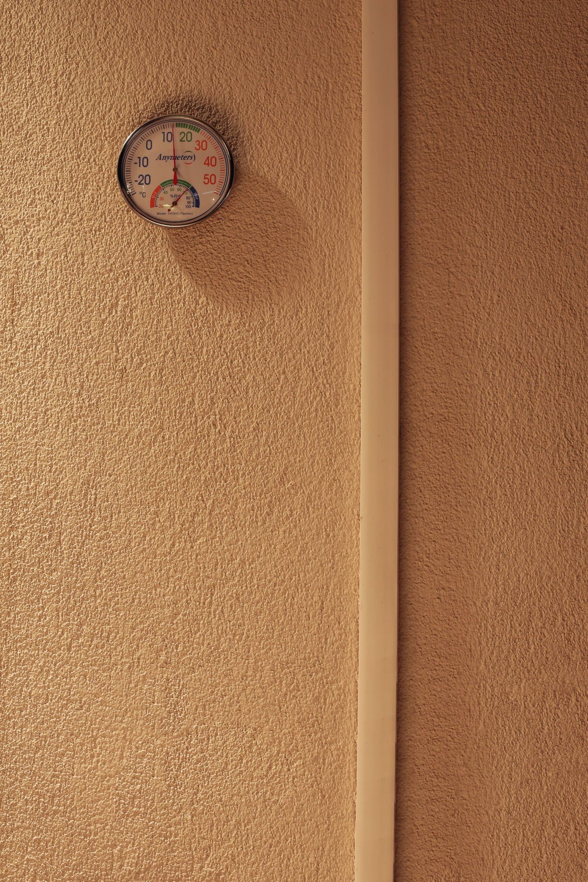 Hygrometer aan de muur die temperatuur en luchtvochtigheid in huis meet