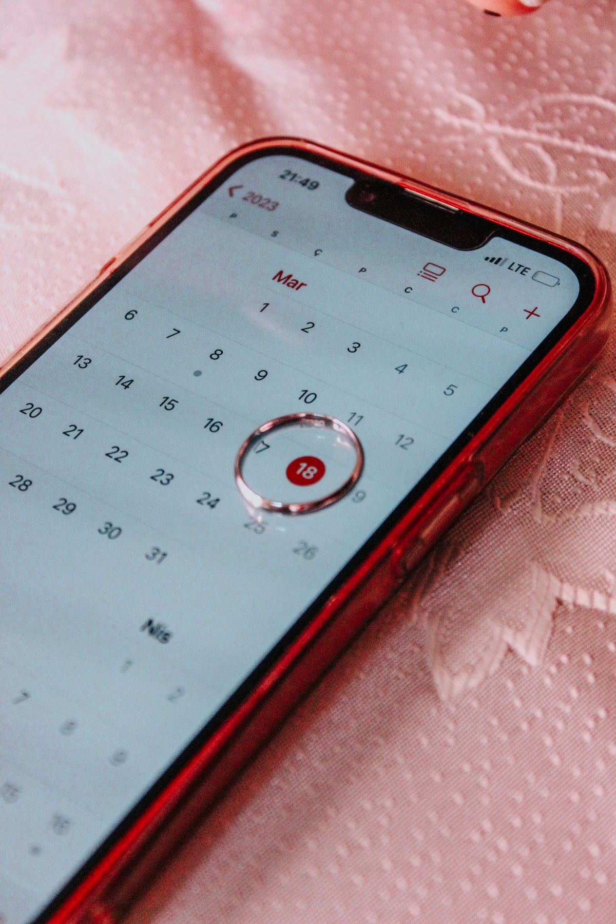 Smartphone met agenda-app en gemarkeerde datum als herinnering voor onderhoud
