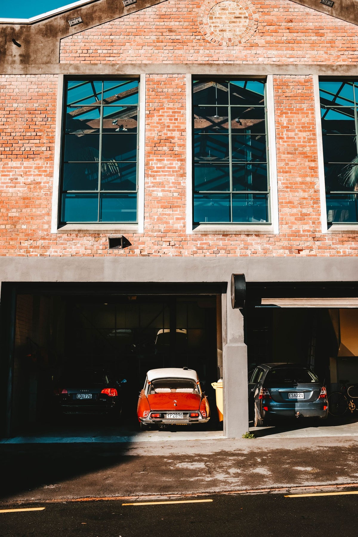 Garage met geparkeerde auto's in een woonhuis