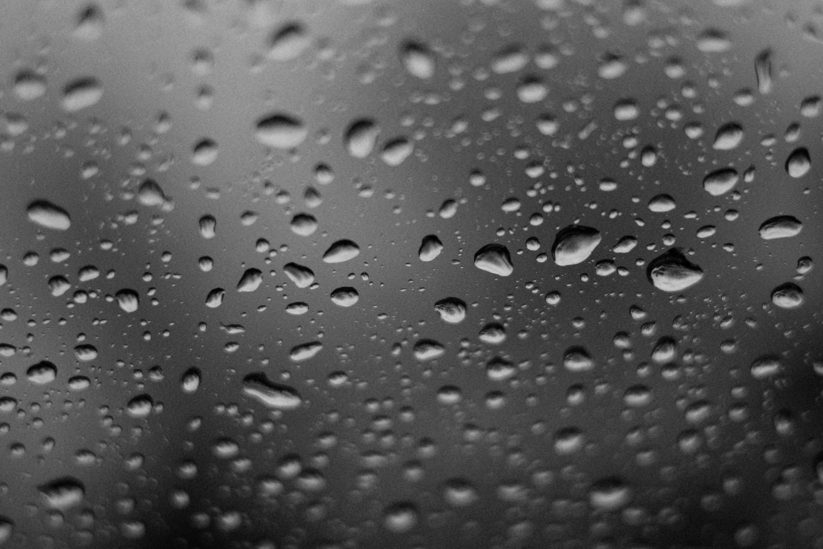 Close-up van waterdruppels op een raam door condens en vocht in de lucht