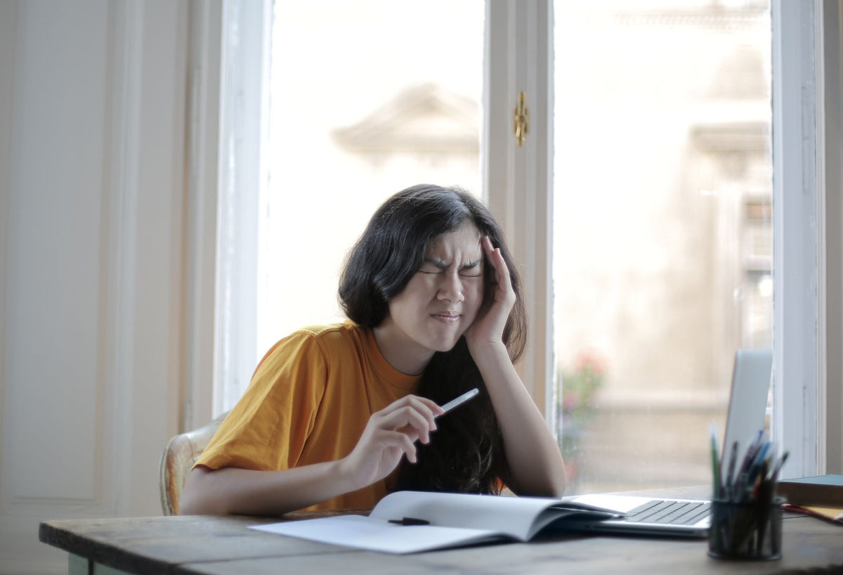 Vrouw met hoofdpijn thuis