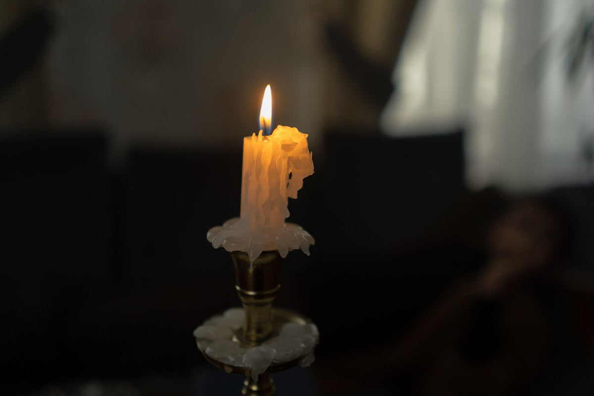 Close-up van een brandende kaars in een kamer