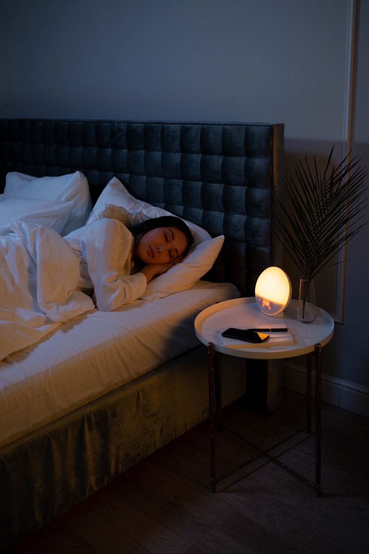 Vrouw die rustig slaapt in een donkere slaapkamer